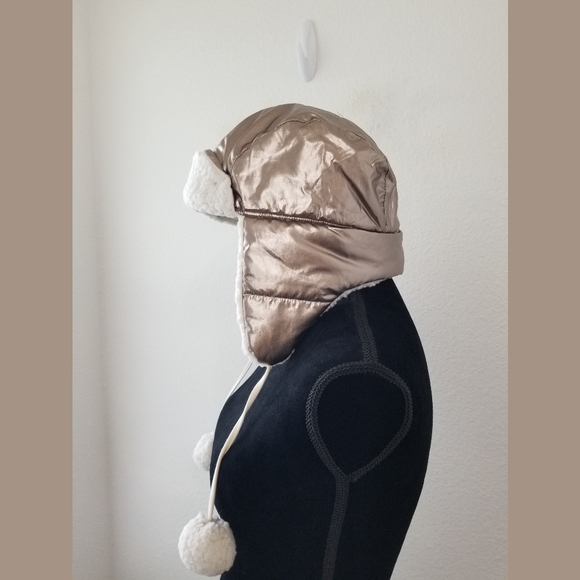 Aerie NWOT Gold Metallic Pompom Winter Hat - Picture 3 of 8